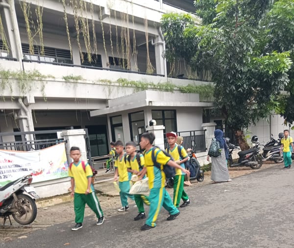 Ratusan Siswa SD di Jakarta Kecewa, Hujan Bawa Sendok dan Garpu ke Sekolah Tak Dapat MBG