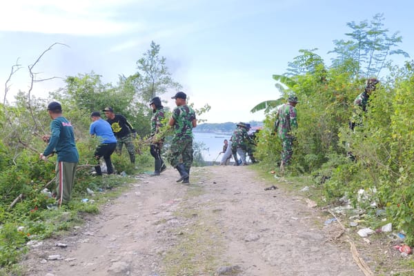 Personil Koramil 1425-05 Batang Bersama Warga Bersihkan Akses Jalan Menuju Koperasi Merah Putih