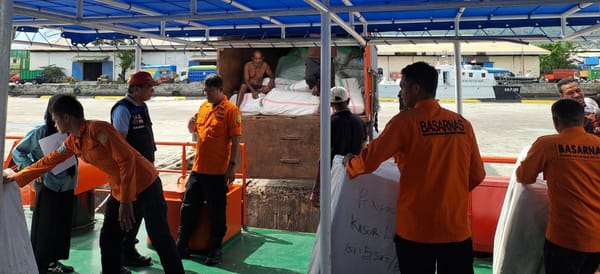 Bantuan Pemprov Malut Untuk Korban Banjir Halbar dan Halut di Droping Gunakan Kapal SAR Pandudewanata