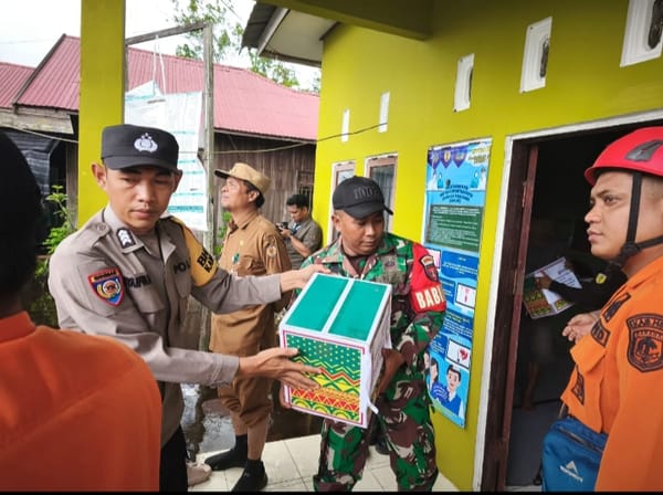 Babinsa Koramil 1002-08/LAU Kawal Penyaluran 1.450 Paket Bantuan Banjir