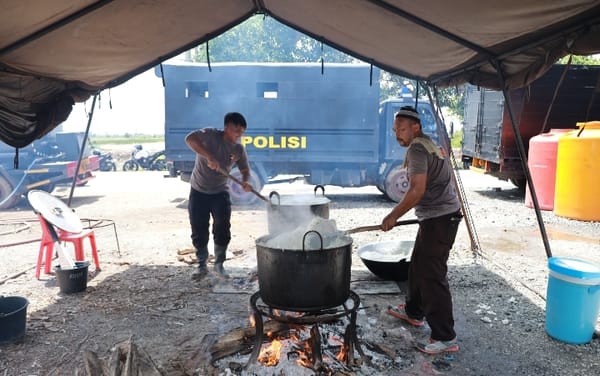 Polda Kalsel Kerahkan Kendaraan Dapur Lapangan dan Water Treatment Bantu Warga Terdampak Banjir