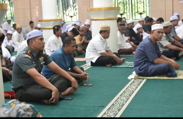 Dandim 1002/HST Bersama Prajurit Berbaur dengan Masyarakat Saat Sholat Jum’at