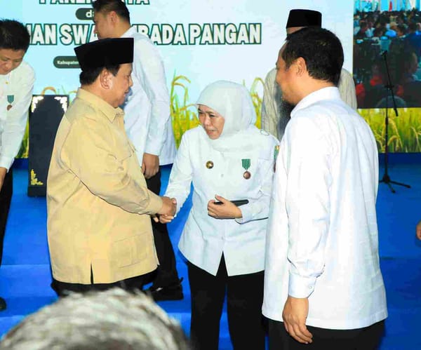 Satyalancana Wira Karya Swasembada Pangan 2025 untuk Gubernur Jatim Khofifah