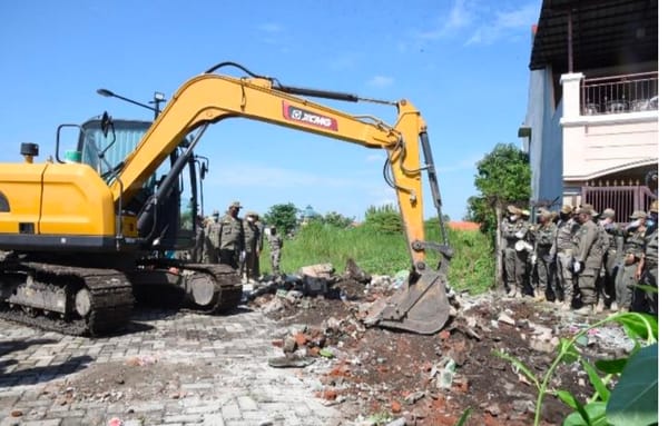 Pemkab Sidoarjo Akhirnya Bongkar Pagar Perumahan, yang Selama Ini Jadi Sengketa Kedua  Warga Perumahan