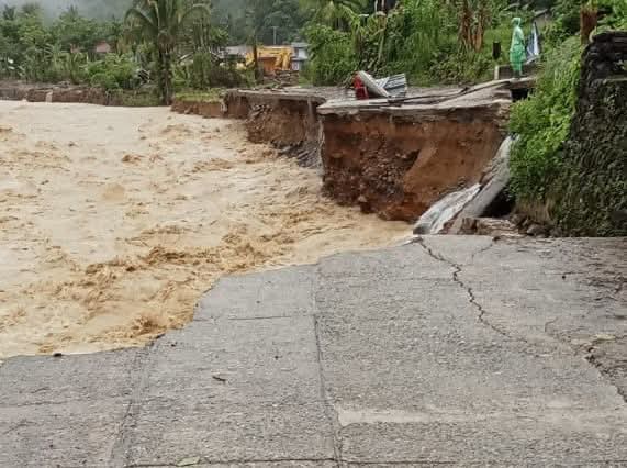 Jalan Amblas Akibat Banjir, Akses ke Batu Busuk Putus