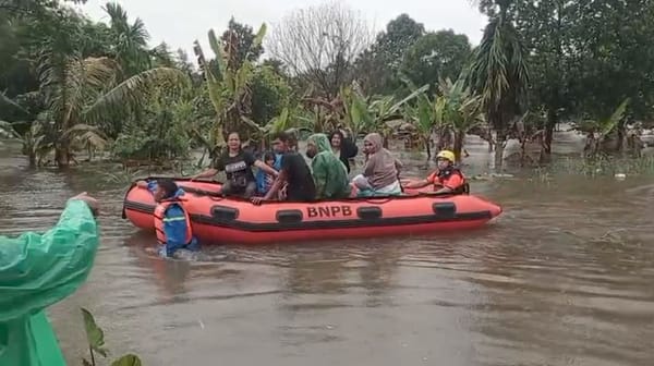 BPBD Kota Padang Evakuasi 8 Warga di Dadok Tunggul Hitam Menggunakan Perahu Karet