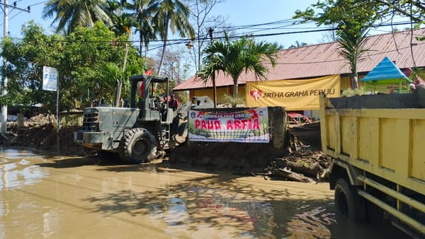 Bersihkan Lumpur dan Material Banjir Bandang di Aceh, TNI Kerahkan Puluhan Alat Berat