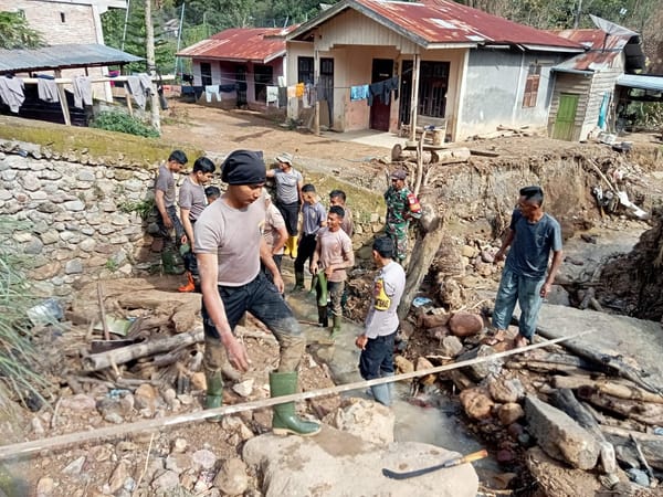 Polres Aceh Selatan Bersama Warga Normalisasi Sungai dan Saluran Air Di Trumon Tengah