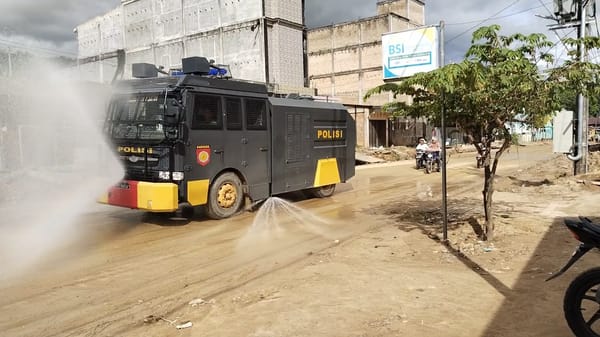 Water Cannon Disemprotkan di Jalan Lintas Aceh Selatan, Minimalisir Debu Pasca Banjir
