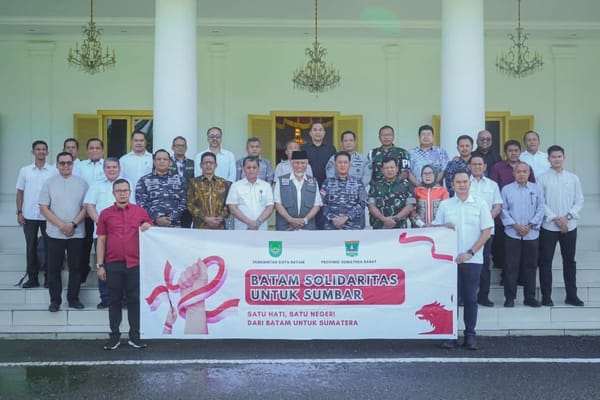 Gubernur Sumbar Mahyeldi Terima Bantuan Rp4,56 Miliar dari Batam untuk Warga Terdampak Bencana