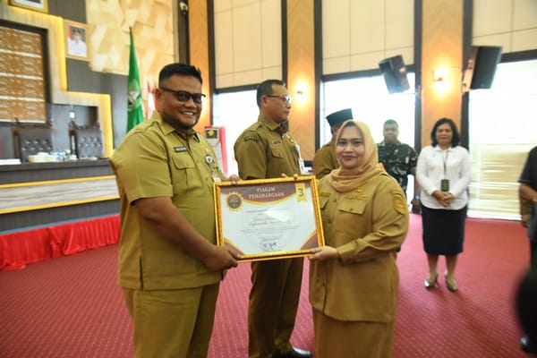 Tingkatkan Kualitas Pelayanan, Bupati Kasmarni Serahkan Penghargaan Evaluasi Kinerja Publik 2025