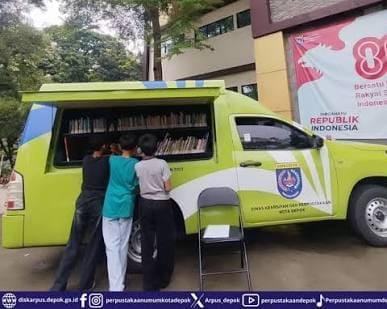 Perpustakaan keliling sebagai ujung tombak pemerataan layanan literasi ke lingkungan masyarakat.