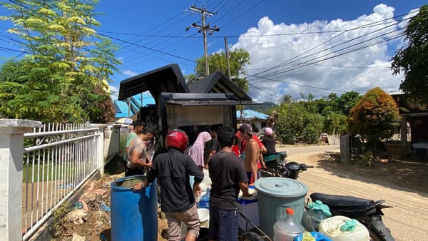 Brimob Polda Sumut Bantu Distribusikan Air Bersih ke Desa Sibuluan Nauli