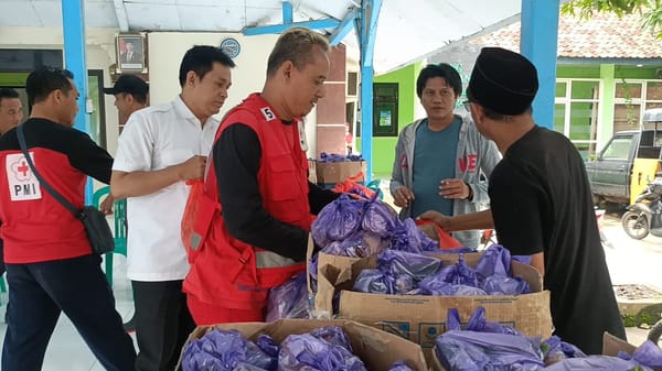 BPBD dan PMI Batang Bagikan Nasi Bungkus Kepada Warga Terdampak di Sejumlah Desa