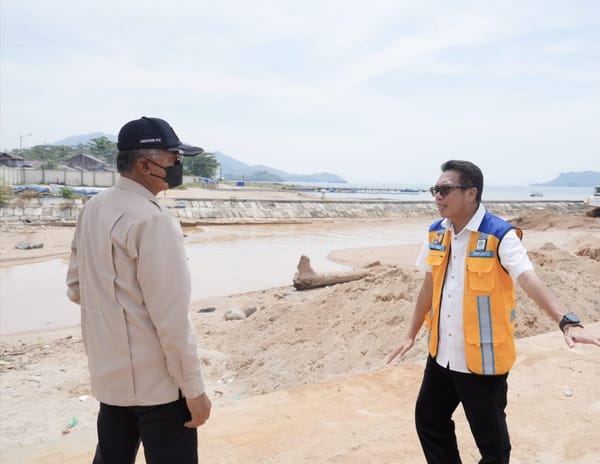 Menteri Dody  Melihat Langsung Normalisasi  Sedimentasi Aek Doras di Sibolga
