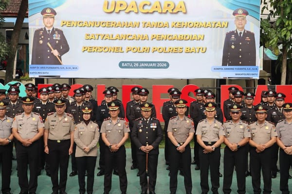 Kapolres Batu Sematkan Satyalencana Pengabdian, Tegaskan Loyalitas Tanpa Cacat Personel Polri