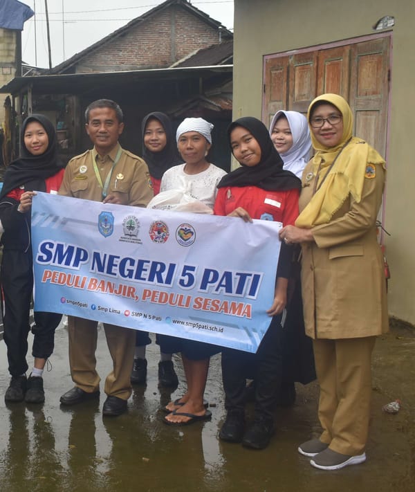 Hasil Donasi Siswa, SMPN 5 Pati Sumbang Sembako ke Teman Terdampak Banjir