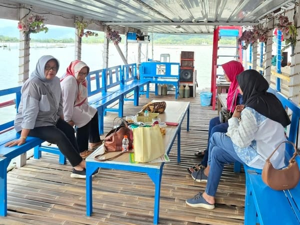 Warung Apung Rawa Jombor Klaten, Tawarkan Sensasi Makan di Atas Perahu