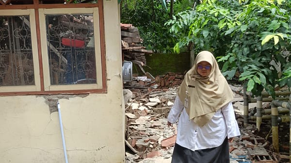 Lapuk Dimakan Usia Bangunan Gudang SLB N Batang Roboh