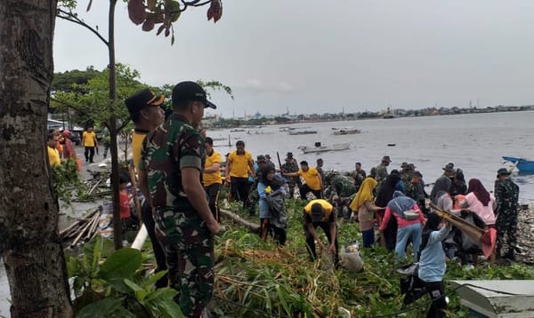 Kerja Bakti  Jumat Bersih, TNI-Polri dan Pemkot Parepare Bikin ASRI Pantai Anjungan Cempae
