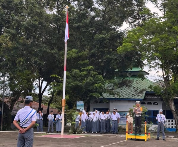 Upaya Penyelamatan Pengendara Sat Lantas Polres Parepare lakukan Police Goes To School di SMK 2