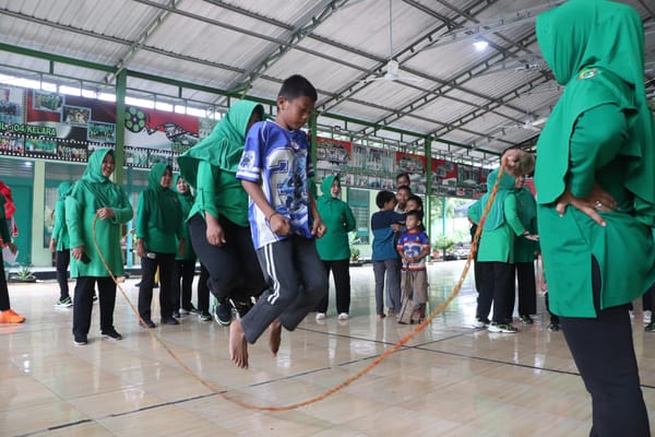 Semarak HUT Ke-80, Persit KCK Cabang XXXIII Dim 1425/Jeneponto Pererat Kebersamaan Melalui Lomba Ibu dan Anak