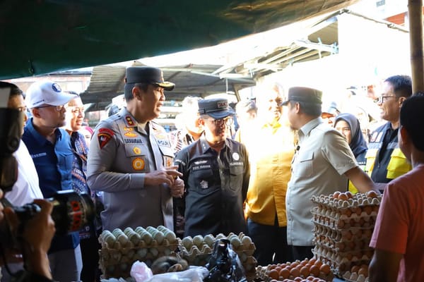 Kapolda Sulsel Bersama Gubernur Tinjau Harga Bahan Pokok di Pasar Terong Makassar
