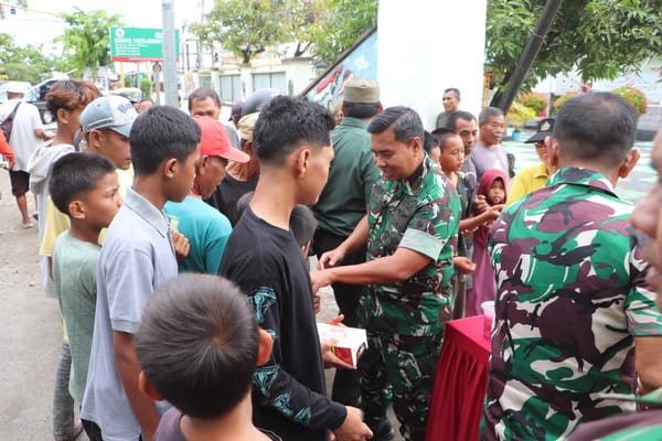 Kodim 1425/Jeneponto Bagi Takjil kepada Masyarakat