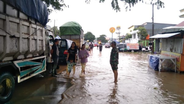 Babinsa Koramil 1425-02 Bangkala Sigap atasi Dampak Banjir, Lalu Lintas Poros Jeneponto-Makassar Kembali Terkendali