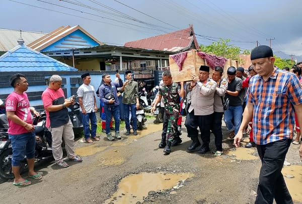 TNI-Polri Tunjukkan Solidaritas, Kasdim 1425/Jeneponto Bersama Kapolres turut Usung Keranda Jenazah