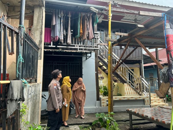 Bhabinkamtibmas dampingi aparat kelurahan periksa lampu lorong warga