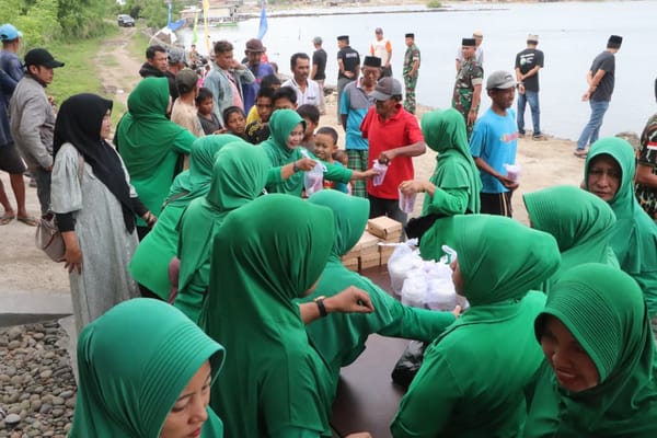 Diserbu warga jelang Magrhib,Prajurit dan Persit Kodim 1425/Jeneponto tebar berkah Ramadhan di KDMP Bungeng