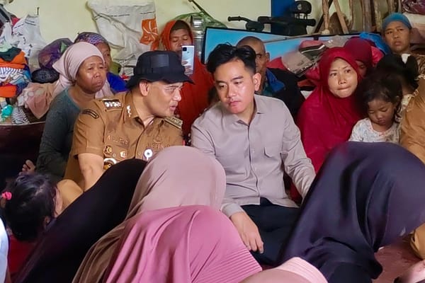 Wapres Gibran dan Gubernur Jateng Kunjungi Pengungsi Tanah Gerak di Tegal