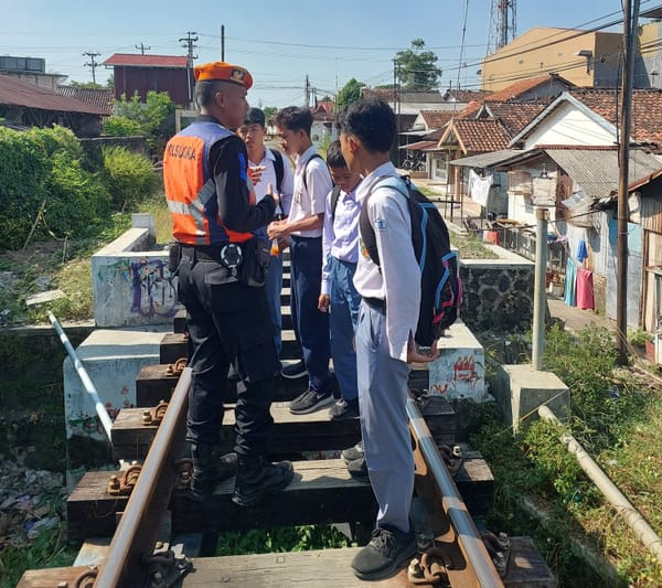 Ngabuburit di Pinggir Rel, Antara Tradisi, Hiburan, dan Ancaman Keselamatan