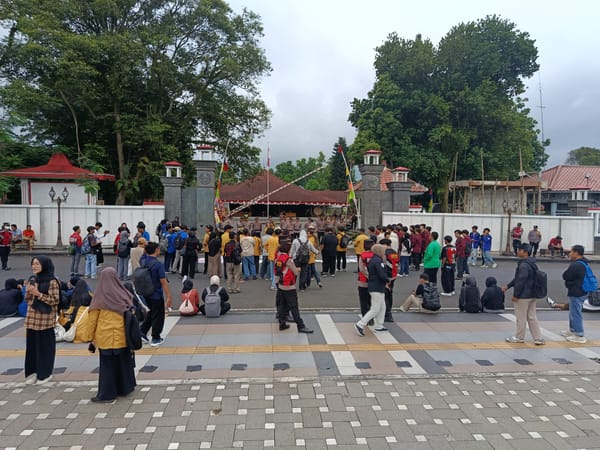 Mahasiswa BEM Banyumas Raya Gelar Aksi “Banyumas Problematik” di Pendopo Kabupaten