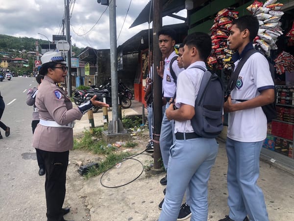 Sosialisasikan Pentingnya Tertib Berlalulintas Kepada Pelajar SMA Negeri 5 Ambon