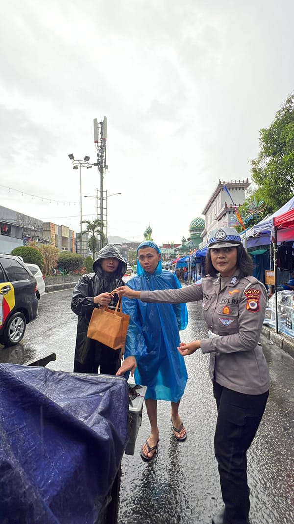 Polantas Polda Maluku Berbagi Takjil untuk Pengendara di Hari Ketiga Ramadhan
