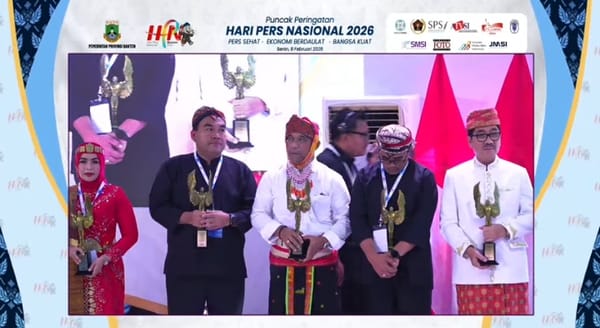 Bupati Lampung Utara  Hamartoni Ahadis,  Menerima Anugerah Kebudayaan PWI Pusat