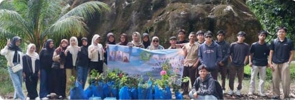 Belajar Geografi di Alam Terbuka, Siswa MA Muslimat NU Palangka Raya Tanam Flora di Bukit Banama