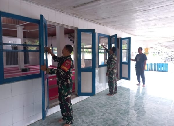 Peduli Kebersihan Rumah Ibadah, Anggota Kodim 1002/HST Bersihkan Masjid Al Fata