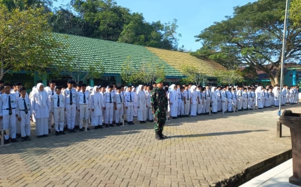 TNI Masuk Sekolah, Danramil 1002-02/BAU Pimpin Upacara di MTsN 7 HST