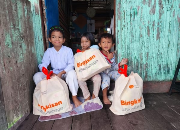 Penyaluran Perdana Kado Lebaran Yatim Dhuafa Sasar Warga Bedakan Sungai Miai