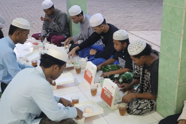 Rumah Zakat Kalimantan Selatan Salurkan 160 Paket Berbagi Buka Puasa di Sungai Tabuk, Pasca Banjir