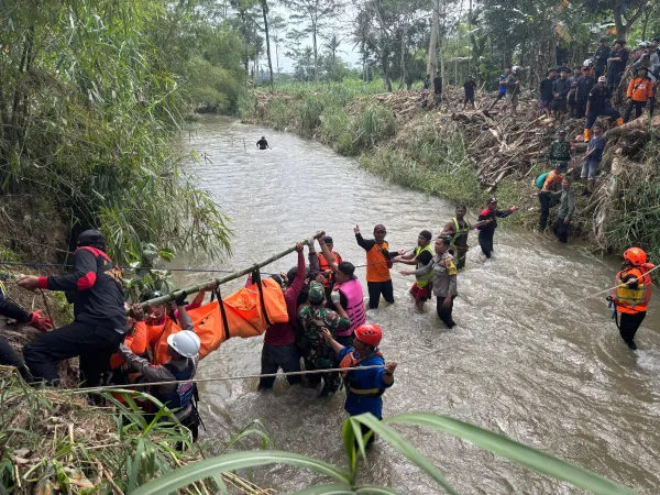 Remaja Putri yang Hanyut di Sungai Kalimalang Sudah Ditemukan Tim SAR Gabungan