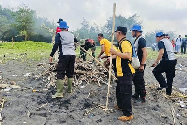 Jajaran Polres Jember bersama TNI Lakukan Pembersihan di Pantai Puger