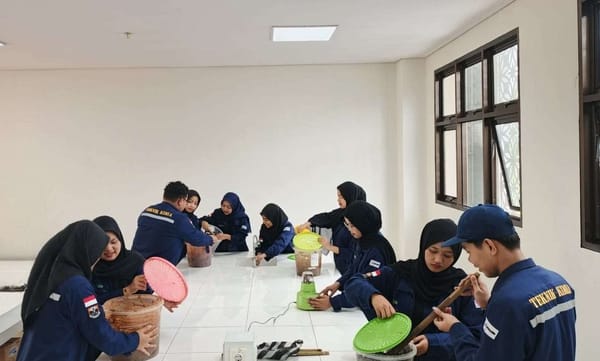 Mahasiswa Prodi Teknik Kimia Unwahas Ubah Daun Kering Menjadi Kompos