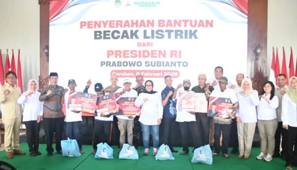 Sebanyak 200 Pengayuh Becak Lansia di Madiun Terima Becak Listrik Bantuan Presiden