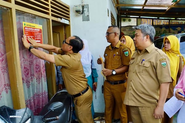 Rumah Keluarga Miskin Penerima Bansos di Padang Panjang Ditandai dengan Stiker