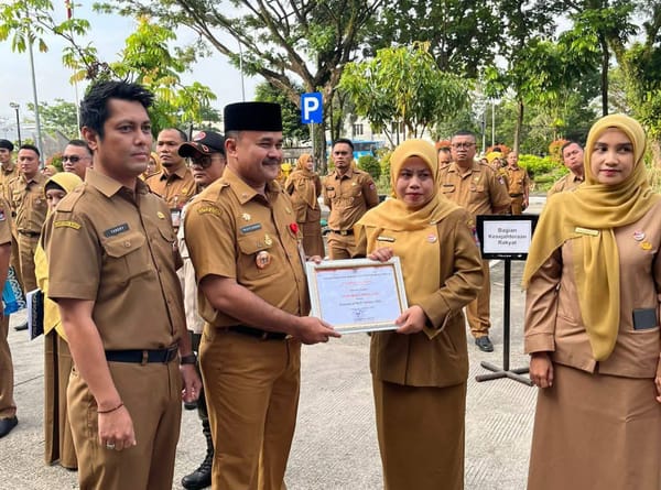 Tingkatkan Disiplin dan Kinerja ASN, Pemko Padang Berikan Penghargaan Karyawan Terbaik