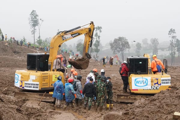 Kementerian PU Kerahkan 14 Excavator di Area Evakuasi dan Pencarian Korban Longsor Cisarua